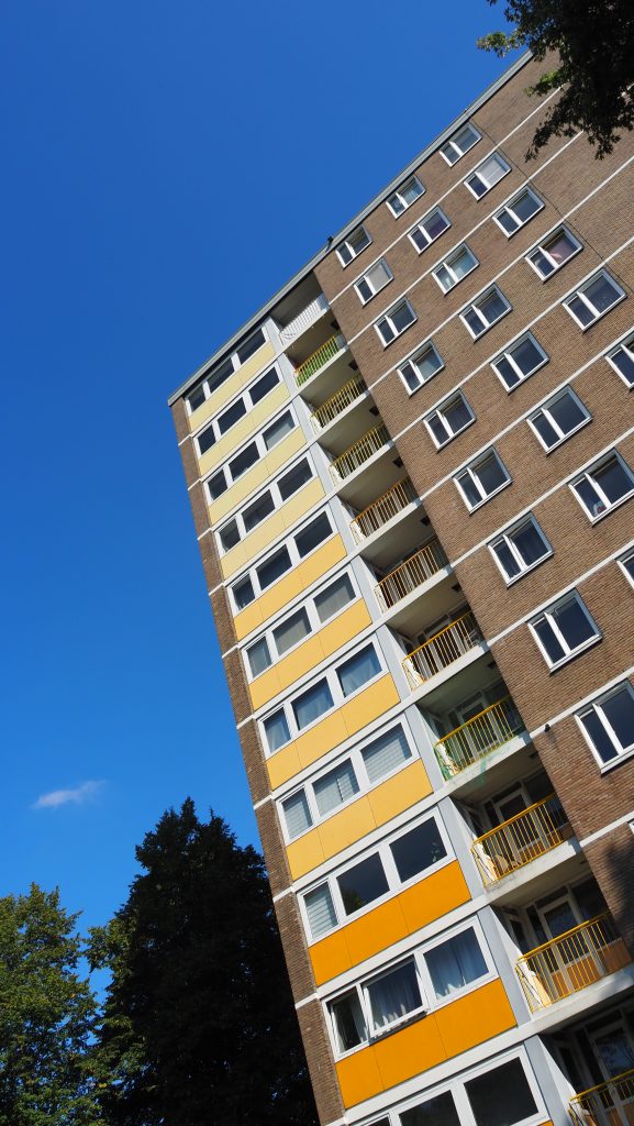 Kleurrijk onderhoud flats aan de Belgie- en Londenstraat in Enschede